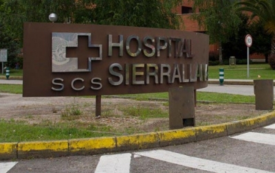 Trabajadores y empresa firman el acuerdo que consolida las condiciones en la cocina y la cafetería del Hospital Sierrallana